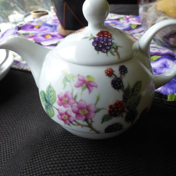 VTG FIELDER PORCELAIN TEAPOT AND CUP / SAUCER STACKED SET BERRY & FLORAL DESIGN - Picture 9 of 15